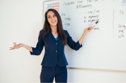 Lehrerin erklärt an Tafel © Adobe Stock