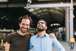 Männer umarmen sich © Adobe Stock
