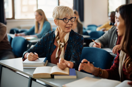 Frauen im Klassenraum © Adobe Stock