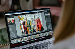 Bildbearbeitung am Laptop © MART PRODUCTION/Pexels