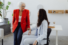 Zwei Businessfrauen © Karola G/Pexels
