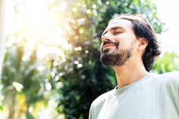 Mann entspannt © Adobe Stock
