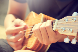 Mann spiel Ukulele © Porapak Apichodilok/Pexels