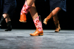 Leute in Cowboysteifeln tanzen © memo124/pixabay 