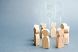 Spielfiguren mit Sprechblasen © Adobe Stock