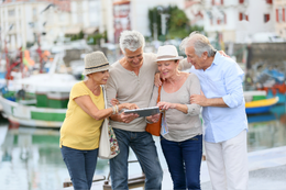 Freundesgruppe im Urlaub ©Adobe Stock