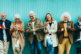 Menschen am Handy © Adobe Stock