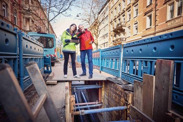 Das Foto zeigt zwei Personen auf einer Baustelle