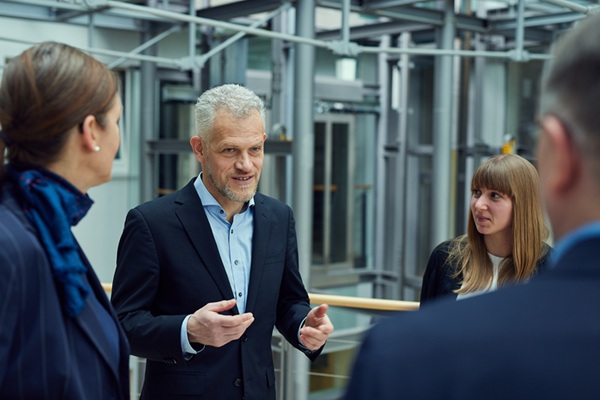 Das Foto zeigt Frank Hettler, Bereichsleiter von Zukunft Altbau, im Gespräch mit Kolleginnen und Kollegen.
