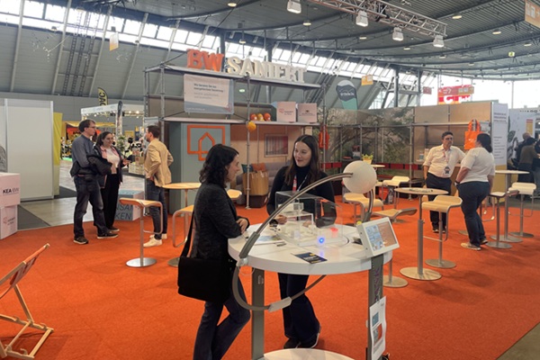 Das Foto zeigt eine Beratungssituation auf einer Messe