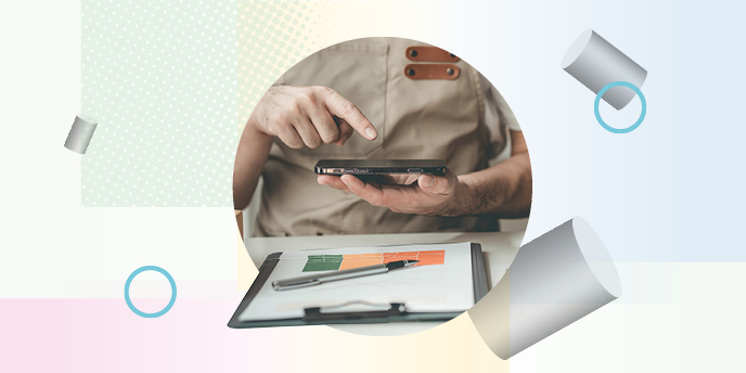 Person nutzt Smartphone am Arbeitsplatz mit Klemmbrett und Notizen und von einer stilisierten Collage mit geometrischen Elementen umgeben.