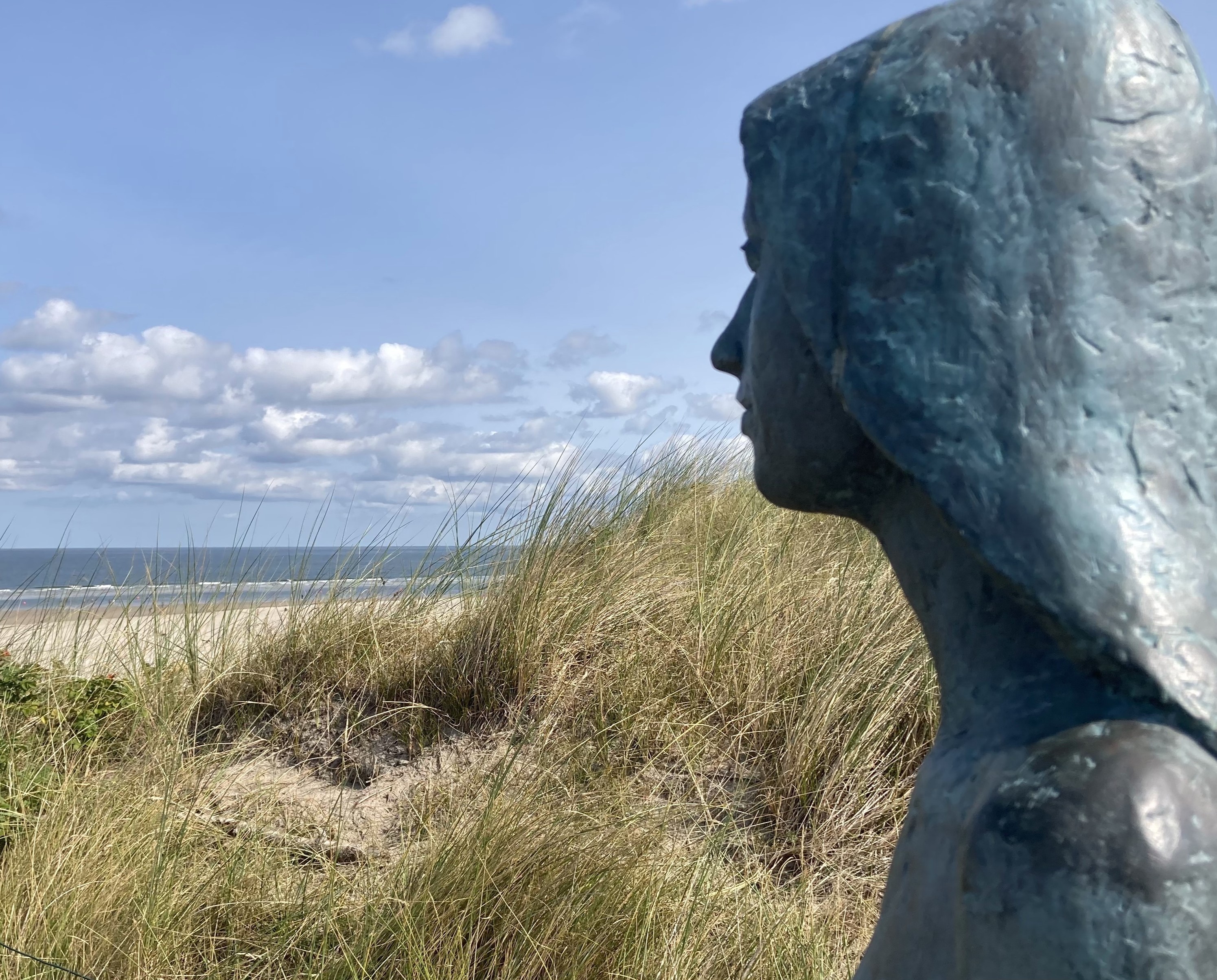 Bronzefrau auf der Düne von Spiekeroog