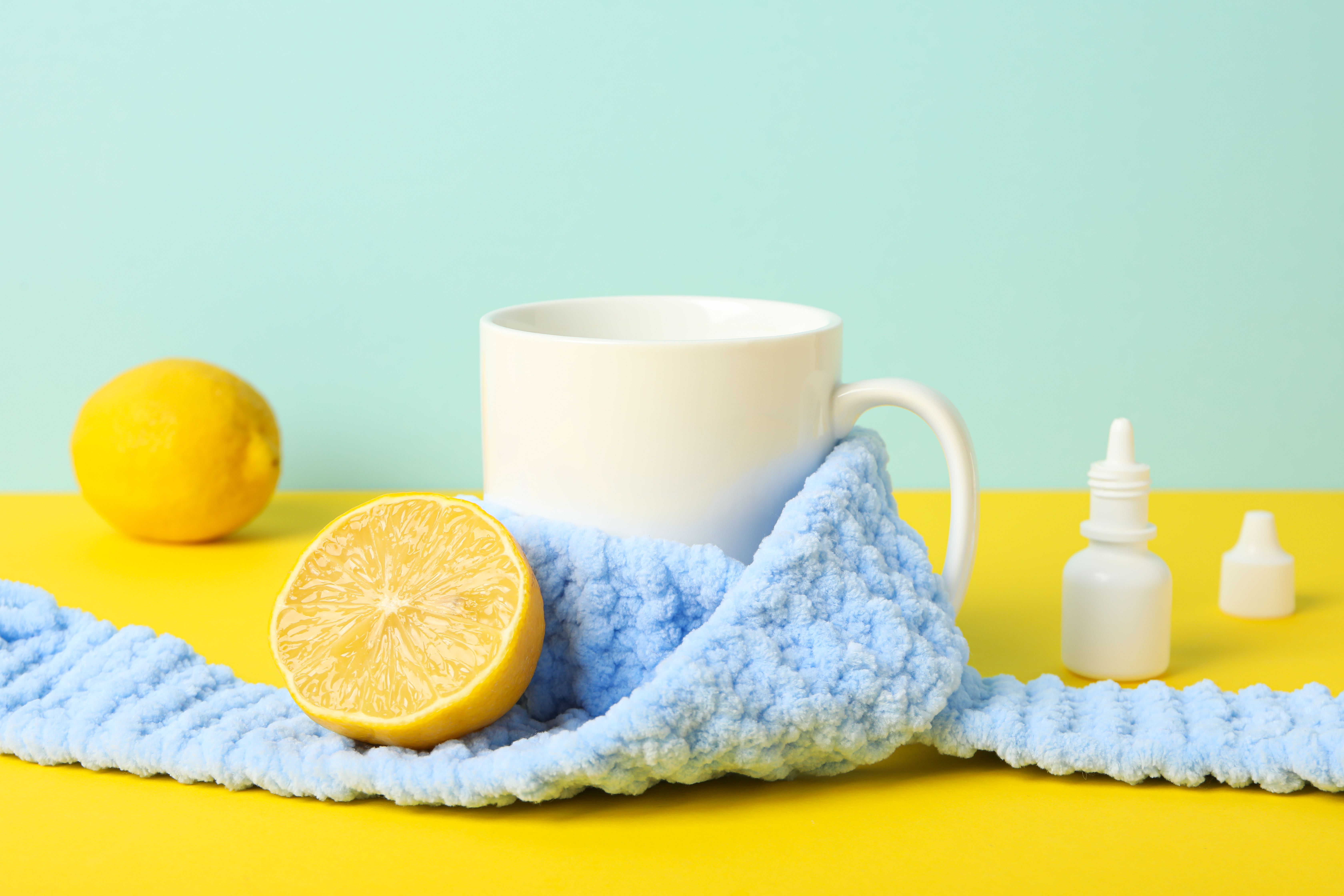 Frische Tasse Tee mit Zitrone