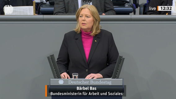 Bärbel Bas am Rednerpult im Deutschen Bundestag.