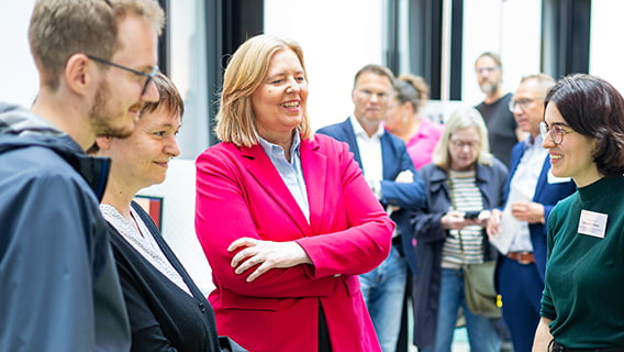 Bundesarbeitsministerin Bärbel Bas im Gespräch mit Bürger*innen.