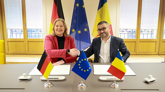 Austausch unter Kollegen: Bundesarbeitsministerin Bärbel Bas und ihr rumänischer Amtskollege Petre-Florin Manole (v. l. n. r.) beim EPSCO.