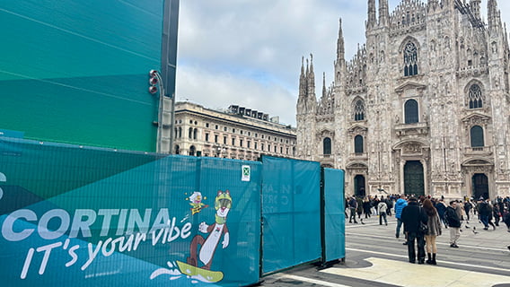 Platz vor dem Dom zu Mailand mit einer Werbebande mit Milo und Tina.