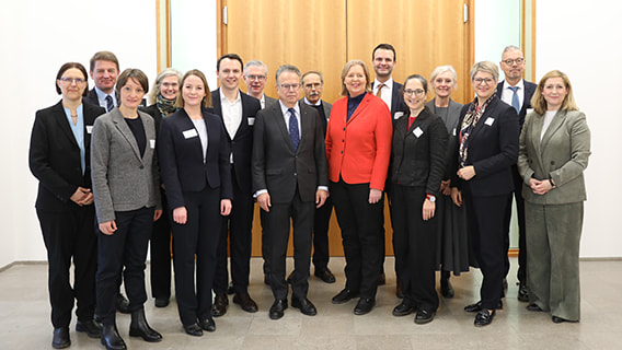 Bundesministerin für Arbeit und Soziales Bärbel Bas (Mitte) und Staatsekretärin Lilian Tschan (rechts) zusammen mit den Mitgliedern der Alterssicherungskommission. Quelle: BMAS