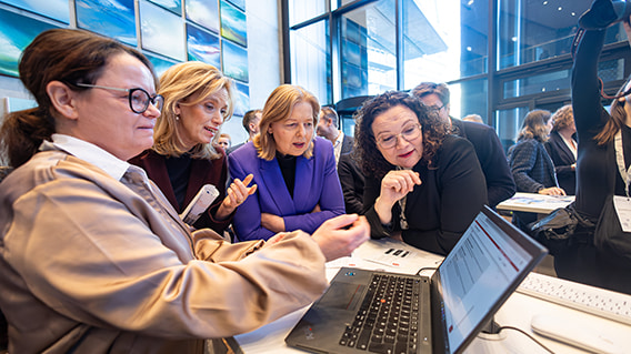 Bundesbildungsministerin Karin Prien (2. v. l.), Bundesarbeitsministerin Bärbel Bas (2. v. r.) und Andrea Nahles (r.), Vorsitzende des Vorstandes der Bundesagentur für Arbeit lassen sich am mein NOW-Stand erklären, wie das Onlineportal zur richtigen Weiterbildung verhilft.