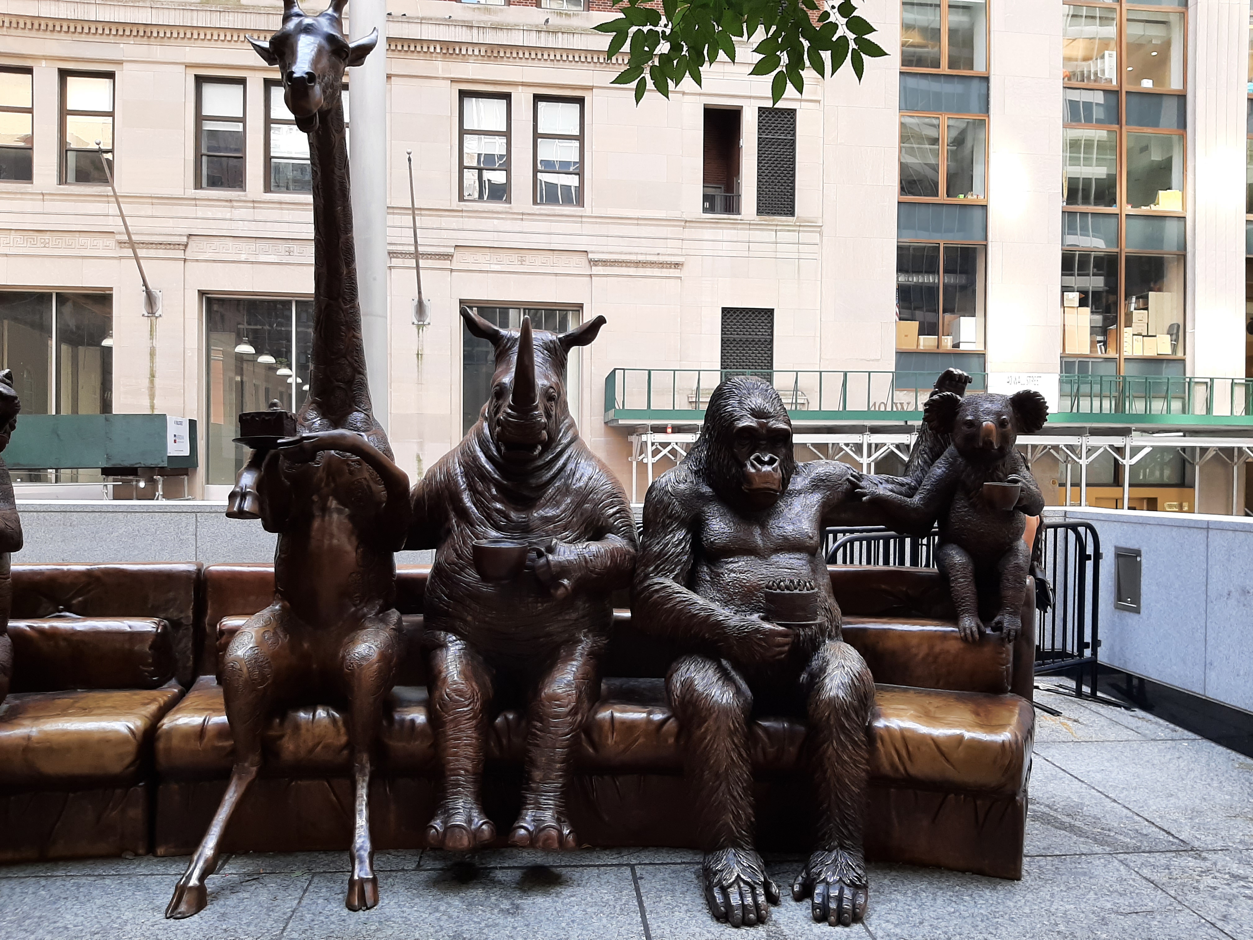 Skulptur mit Tieren auf der Bank