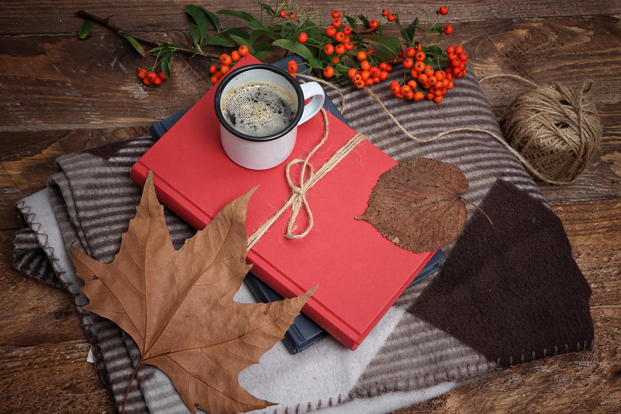 Bücher, Kaffee und Herbstlaub. Quelle Pixabay, Rosy_Photo