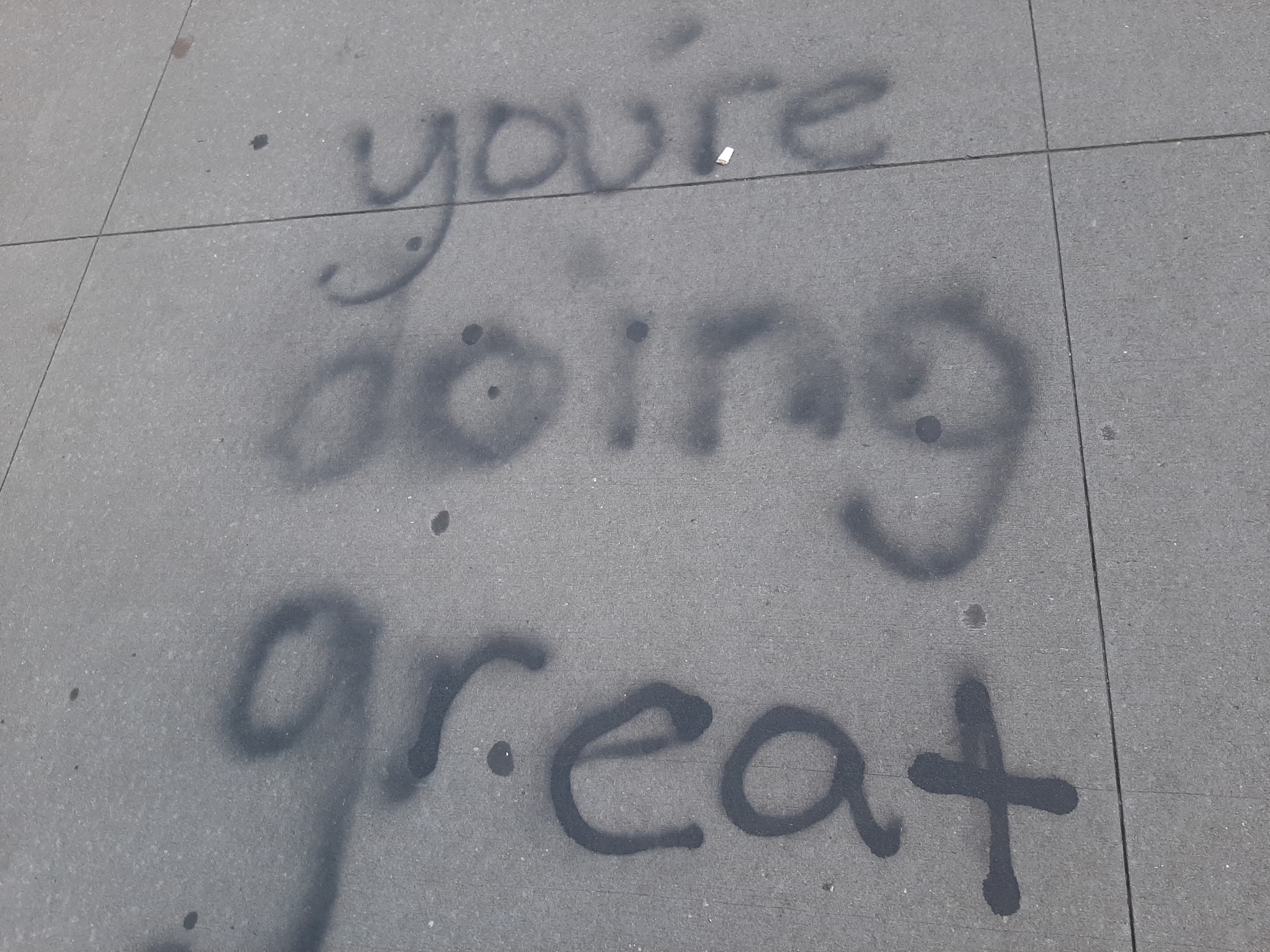 Auf en Boden gesprühte Nachricht "you're doing great", eigenes Foto