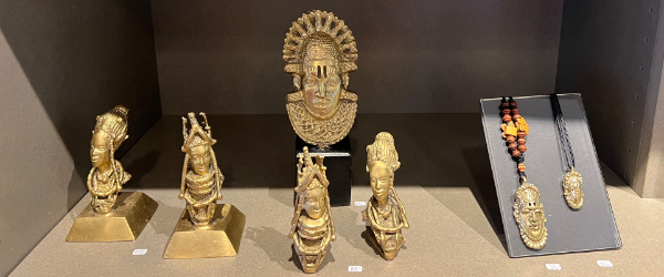 Plastiken von Phil Omodamwen