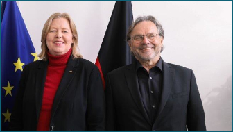Das Bild zeigt Bundesministerin Bärbel Bas und Michael Groß, Vorsitzender des Präsidiums des Arbeiterwohlfahrt Bundesverbandes.