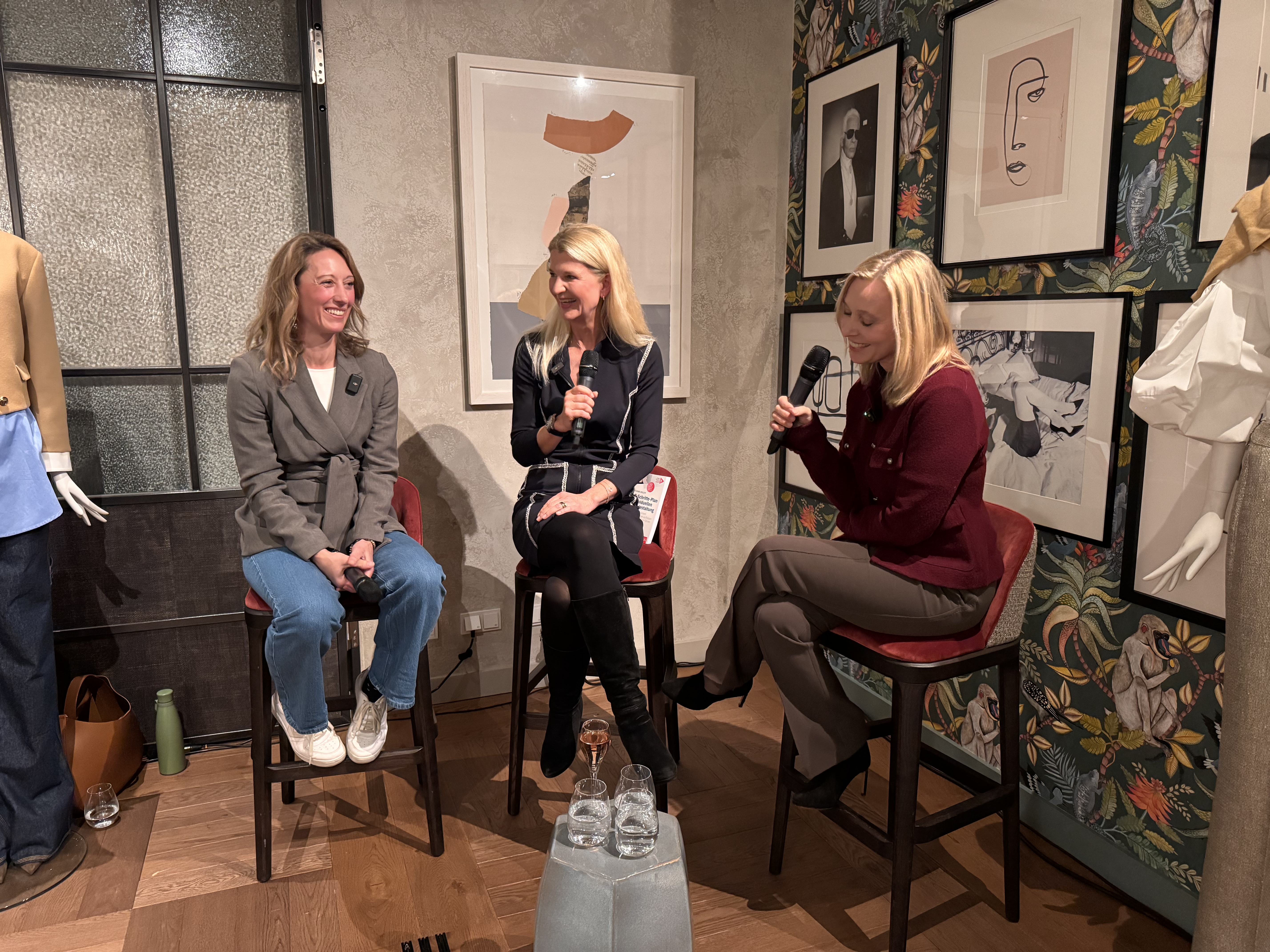 BU: Selena Gabat (links) und Christiane Wolff (Mitte) im Gespräch mit Nicola Le Vourch (rechts). Foto: Nele Neal