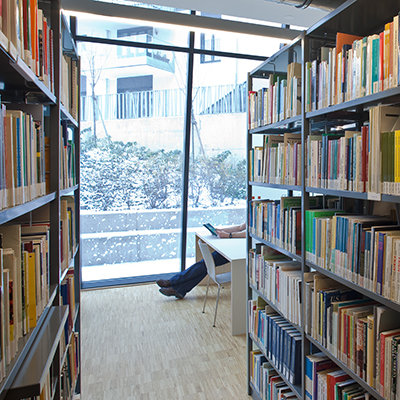 Bücherregale in der Bibliothek