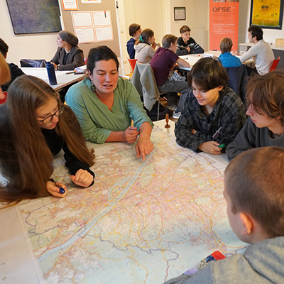 Jugendliche arbeiten mit Expertin Ideen aus