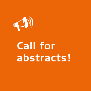 Jugendliche arbeiten mit Expertin Ideen aus