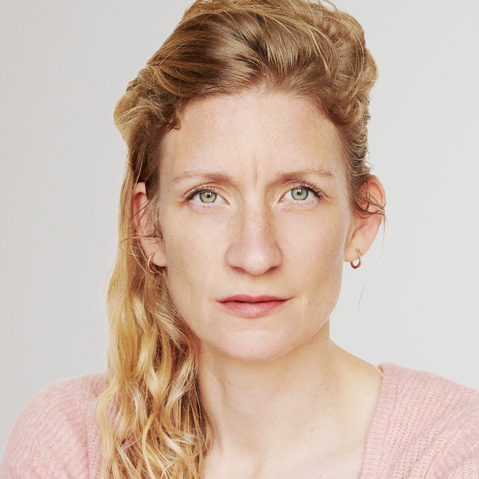 Ich habe in diesem Jahr sowohl im Symposium als auch in anderen Begegnungen in den Ausbildungen und in meinen Beratungsprojekten erfahren dürfen, wieviel Bedarf es nach gemeinsamen, sicheren Lern- und Denkräumen gerade in angespannten Zeiten es gibt. Mich berührt sehr, dass viele unserer Ausbildung-Alumni artop als einen Ort begreifen, an dem sie das finden können. Ich bin demütig angesichts dieses Auftrags, aber auch sehr dankbar für die Wertschätzung und Zuneigung, die wir hier empfangen.