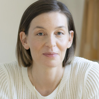 Ich habe in diesem Jahr sowohl im Symposium als auch in anderen Begegnungen in den Ausbildungen und in meinen Beratungsprojekten erfahren dürfen, wieviel Bedarf es nach gemeinsamen, sicheren Lern- und Denkräumen gerade in angespannten Zeiten es gibt. Mich berührt sehr, dass viele unserer Ausbildung-Alumni artop als einen Ort begreifen, an dem sie das finden können. Ich bin demütig angesichts dieses Auftrags, aber auch sehr dankbar für die Wertschätzung und Zuneigung, die wir hier empfangen.