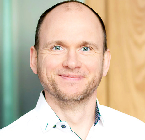 Ich habe in diesem Jahr sowohl im Symposium als auch in anderen Begegnungen in den Ausbildungen und in meinen Beratungsprojekten erfahren dürfen, wieviel Bedarf es nach gemeinsamen, sicheren Lern- und Denkräumen gerade in angespannten Zeiten es gibt. Mich berührt sehr, dass viele unserer Ausbildung-Alumni artop als einen Ort begreifen, an dem sie das finden können. Ich bin demütig angesichts dieses Auftrags, aber auch sehr dankbar für die Wertschätzung und Zuneigung, die wir hier empfangen.