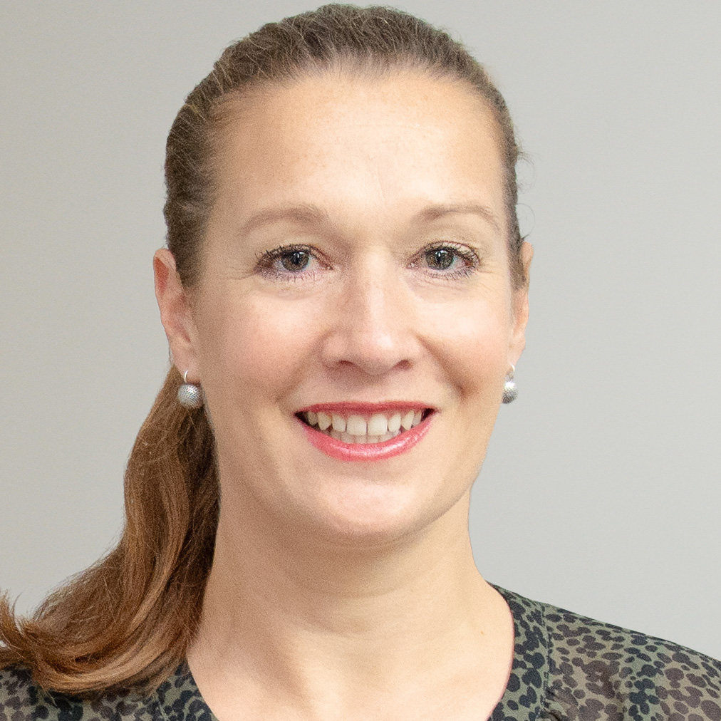 Ich habe in diesem Jahr sowohl im Symposium als auch in anderen Begegnungen in den Ausbildungen und in meinen Beratungsprojekten erfahren dürfen, wieviel Bedarf es nach gemeinsamen, sicheren Lern- und Denkräumen gerade in angespannten Zeiten es gibt. Mich berührt sehr, dass viele unserer Ausbildung-Alumni artop als einen Ort begreifen, an dem sie das finden können. Ich bin demütig angesichts dieses Auftrags, aber auch sehr dankbar für die Wertschätzung und Zuneigung, die wir hier empfangen.