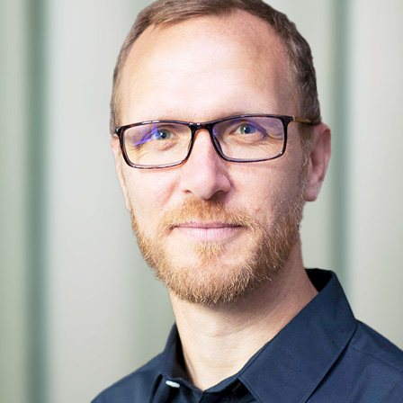 Ich habe in diesem Jahr sowohl im Symposium als auch in anderen Begegnungen in den Ausbildungen und in meinen Beratungsprojekten erfahren dürfen, wieviel Bedarf es nach gemeinsamen, sicheren Lern- und Denkräumen gerade in angespannten Zeiten es gibt. Mich berührt sehr, dass viele unserer Ausbildung-Alumni artop als einen Ort begreifen, an dem sie das finden können. Ich bin demütig angesichts dieses Auftrags, aber auch sehr dankbar für die Wertschätzung und Zuneigung, die wir hier empfangen.