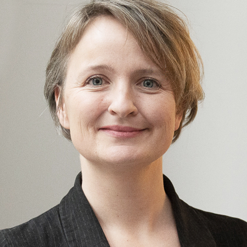 Ich habe in diesem Jahr sowohl im Symposium als auch in anderen Begegnungen in den Ausbildungen und in meinen Beratungsprojekten erfahren dürfen, wieviel Bedarf es nach gemeinsamen, sicheren Lern- und Denkräumen gerade in angespannten Zeiten es gibt. Mich berührt sehr, dass viele unserer Ausbildung-Alumni artop als einen Ort begreifen, an dem sie das finden können. Ich bin demütig angesichts dieses Auftrags, aber auch sehr dankbar für die Wertschätzung und Zuneigung, die wir hier empfangen.