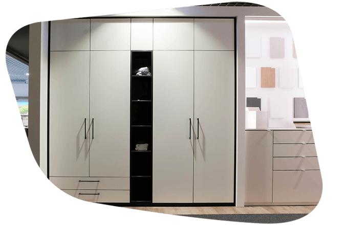 Wohnfitz-Azubi mit seinem Gesellenstück