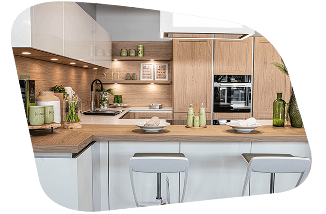 Esszimmer-Tischgruppe von Anrei in Astnuss-Massivholz