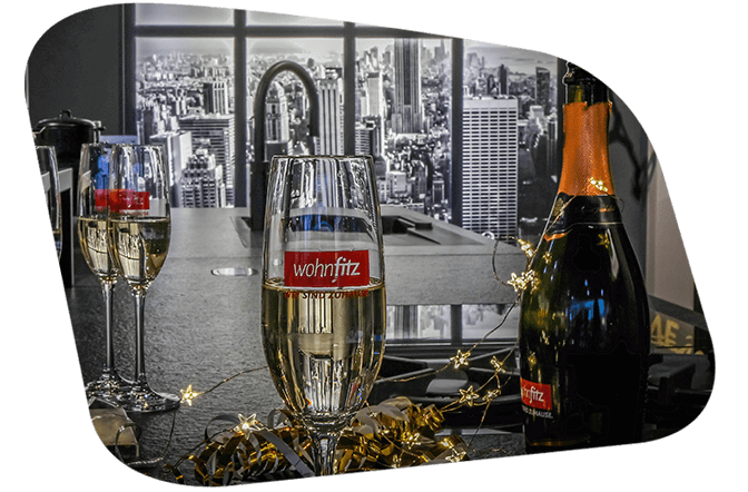 Esszimmer-Tischgruppe von Anrei in Astnuss-Massivholz