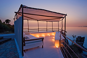 Innere Ressourcen stärken für Beruf und Alltag Zu sehen ist Lounge im Sonnenuntergang des Hotels mit Blick auf die auf die Bucht und das Meer.