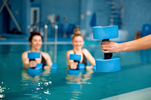 Ausbildung zum/zur AquaMedical Fitness-Trainer:in Weibliche Schwimmerinnen, Gruppen-Aqua-Aerobic im Schwimmbad