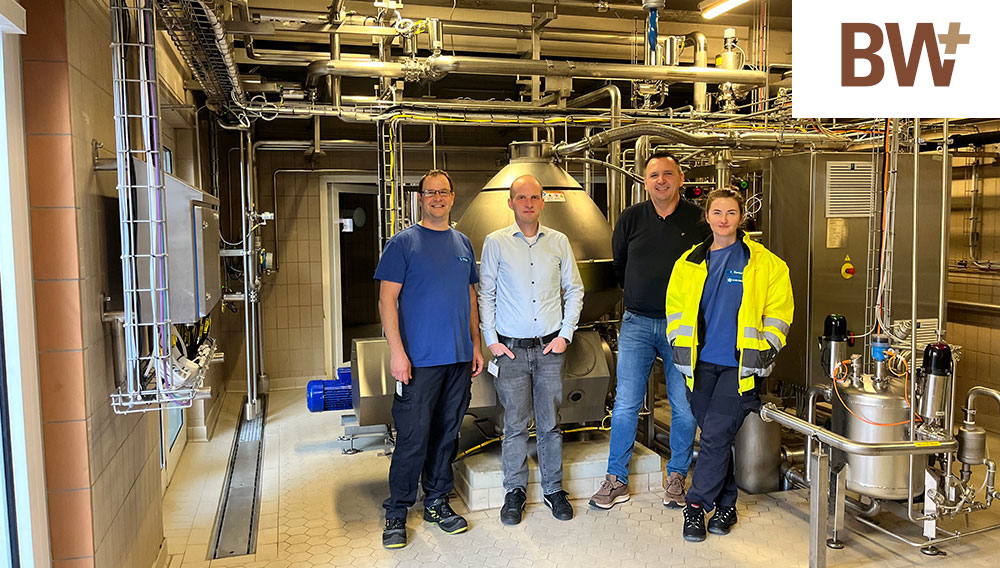 Das zufriedene Projektteam vor der neuen Zentrifuge: Steffen Hanusch (1. v. li.) und Franziska Riemhofer von der Karlsberg Brauerei mit Kord Depenau (2. v. li.) und Bernhard Wöber von Alfa Laval