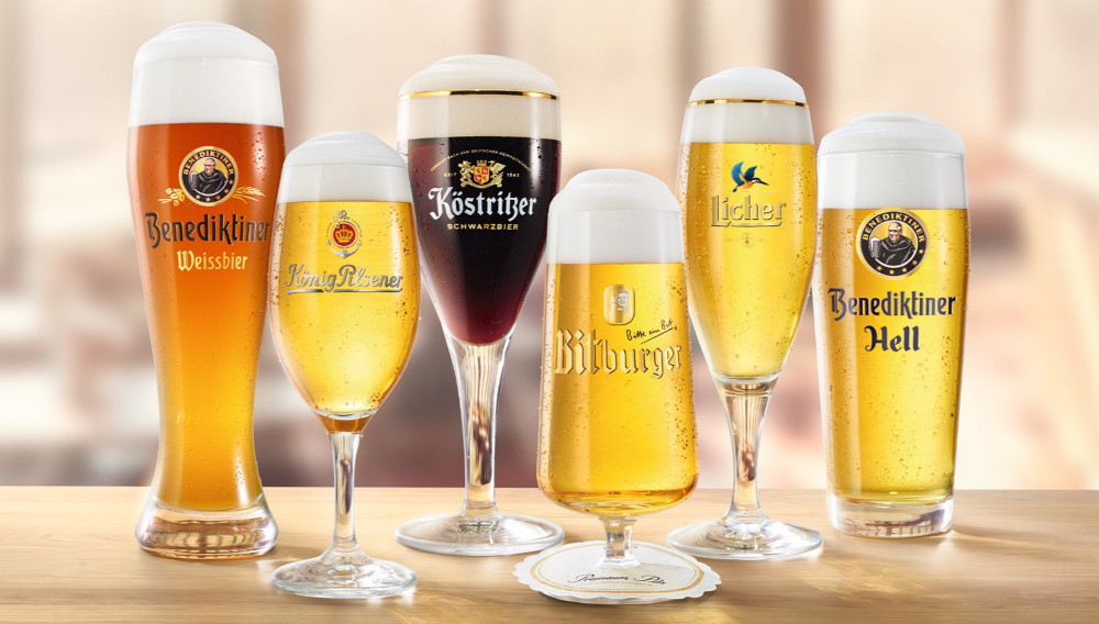 Biergläser mit Markenaufdrucken der Bitburger Braugruppe