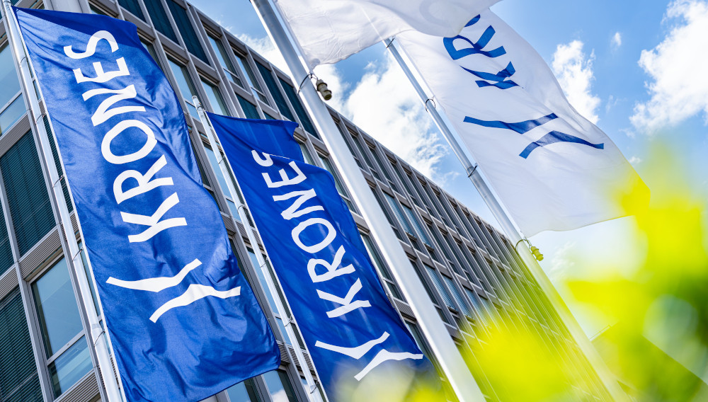 Fahnen mit Krones-Schriftzug vor Firmengebäude