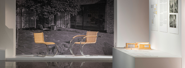 Präsentation mit Stahlrohrmöbeln nach Entwurf von Mies van der Rohe