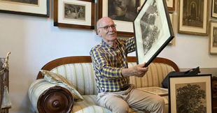 Mann hält Bild hoch