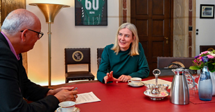 Zwei Personen unterhalten sich am Tisch