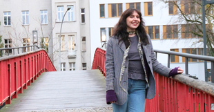 Frau auf roter Fußgängerbrücke